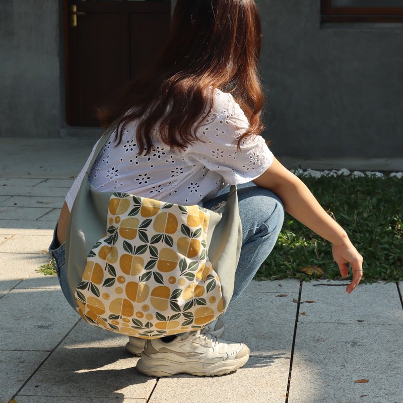 Tropical Fruit Crossbody Duffel Bag (Light Green) - กระเป๋าแมสเซนเจอร์ - ผ้าฝ้าย/ผ้าลินิน สีเขียว