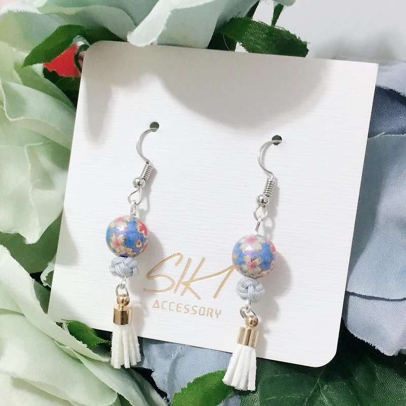 【Can change to ear clips】Japanese painted bead w/ Chinese Knot & leather tassel - ต่างหู - เงินแท้ สีน้ำเงิน