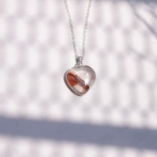 レッドゴムの花のペンダント ゴムの花のクリスタルの透明なシンプルなペンダント クリスタルの鉱石の鉱石のネックレス 金属エッジ