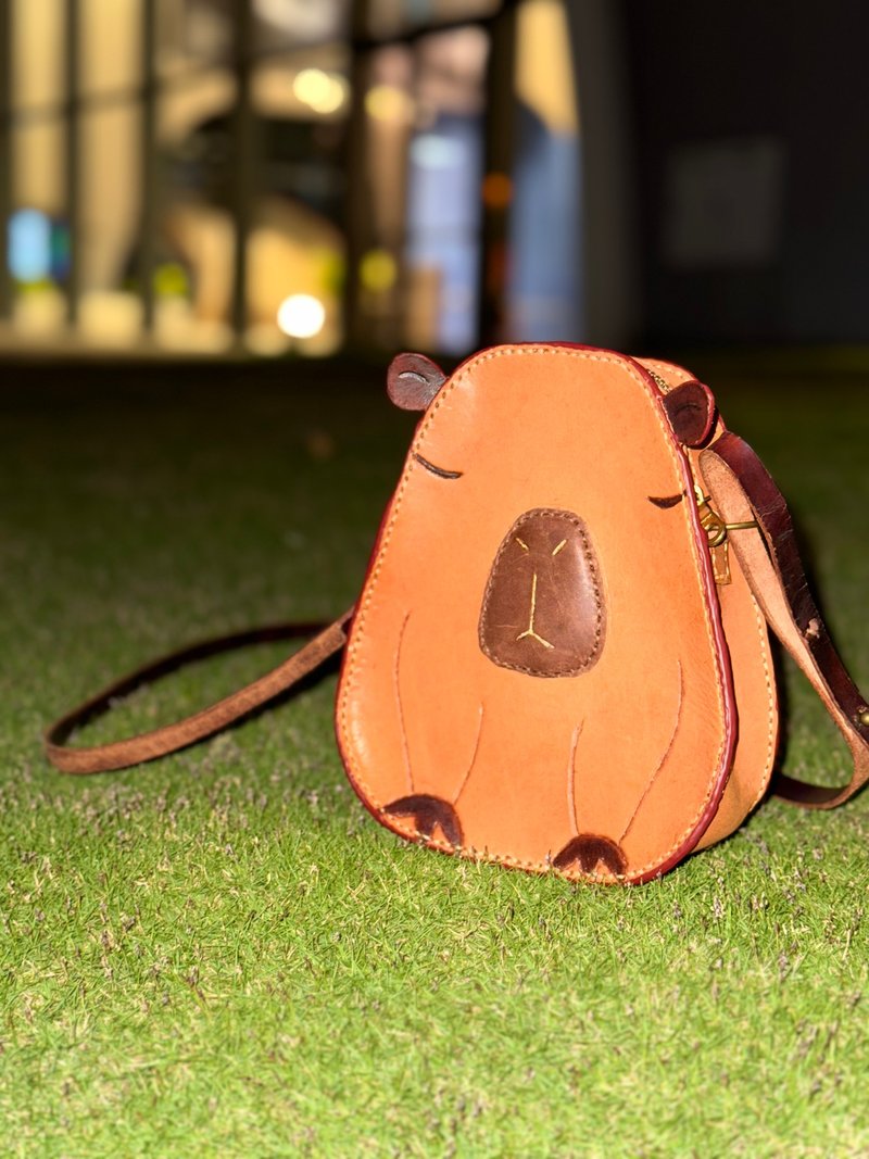 Super cute Capybara retro yellow pure cowhide crossbody bag/shoulder bag - กระเป๋าคลัทช์ - หนังแท้ 