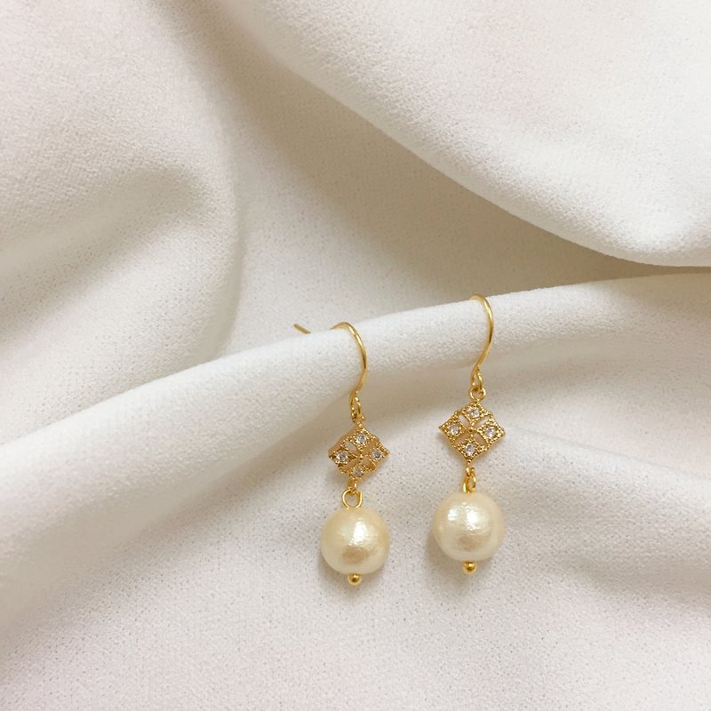 Elegant life-four-leaf clover carved cotton pearl ears with diamonds can be changed to clip style - ต่างหู - ผ้าฝ้าย/ผ้าลินิน สีทอง