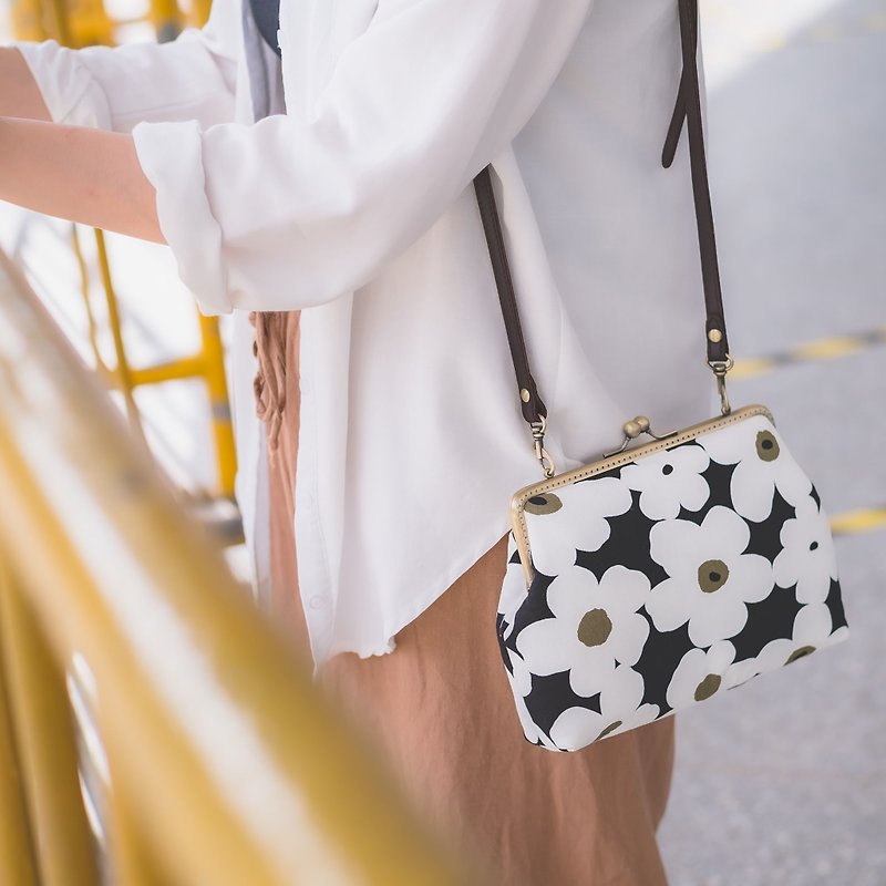 [Blossoming White Flowers] Square Metal Kiss Lock Bag#Pocketbag#Ancient#Japanese Style#Shoulder Bag#Texture - กระเป๋าแมสเซนเจอร์ - ผ้าฝ้าย/ผ้าลินิน ขาว