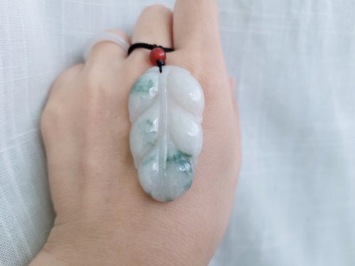 螺絲帽帽工作室 【親翠】天然翡翠 冰牛奶底飄花事業有成極美葉子項鍊 | 不敗題材