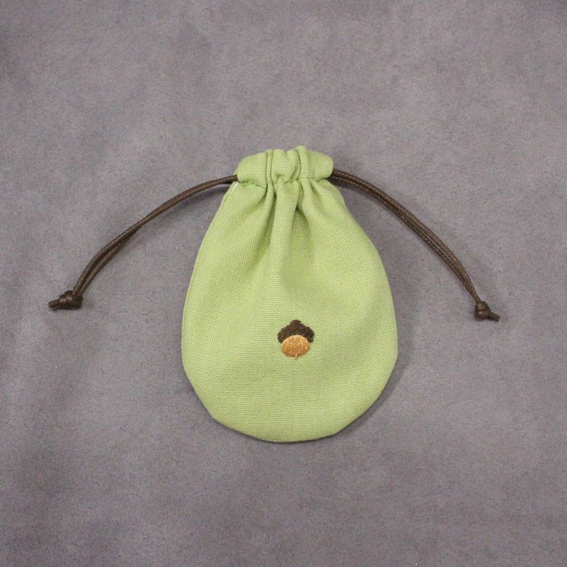 Hand embroidered acorn drawstring pocket/small - อื่นๆ - ผ้าฝ้าย/ผ้าลินิน สีเขียว