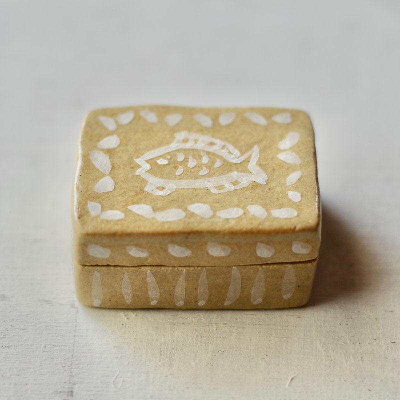 陶瓷寶箱　魚 - 戒指 - 陶 白色