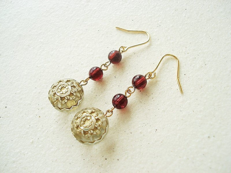 Garnet, antique style hook earrings 穿孔 - Earrings & Clip-ons - Stone Red