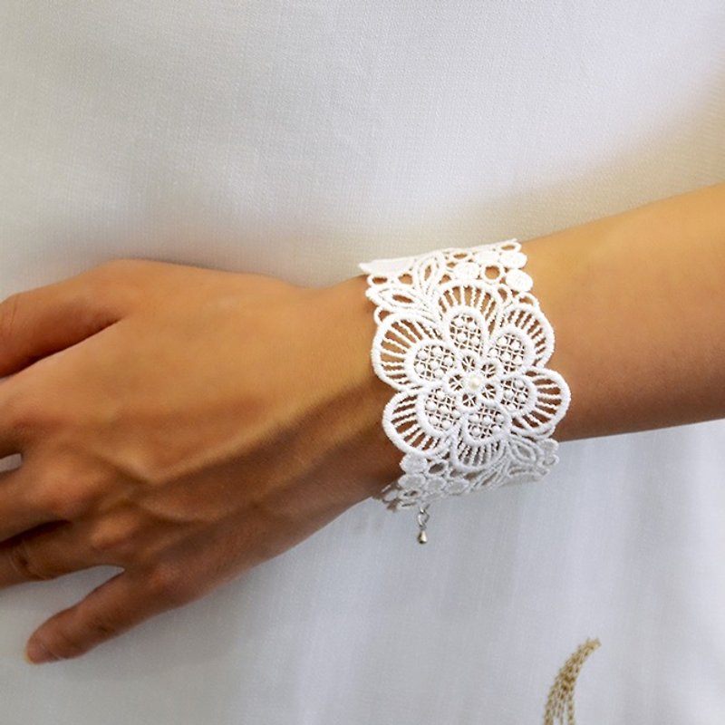 White floral embroidery bracelet gift - สร้อยข้อมือ - งานปัก ขาว