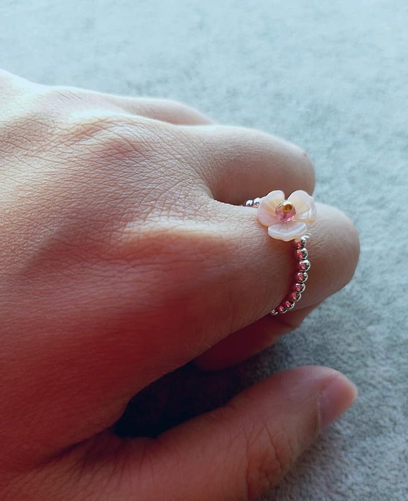 Mother pearl flower with small Bessie beads, 925 sterling silver bead ring (flexible) mother pearl flower ＆ small tourmaline 925 silver ring - แหวนทั่วไป - เครื่องเพชรพลอย สึชมพู