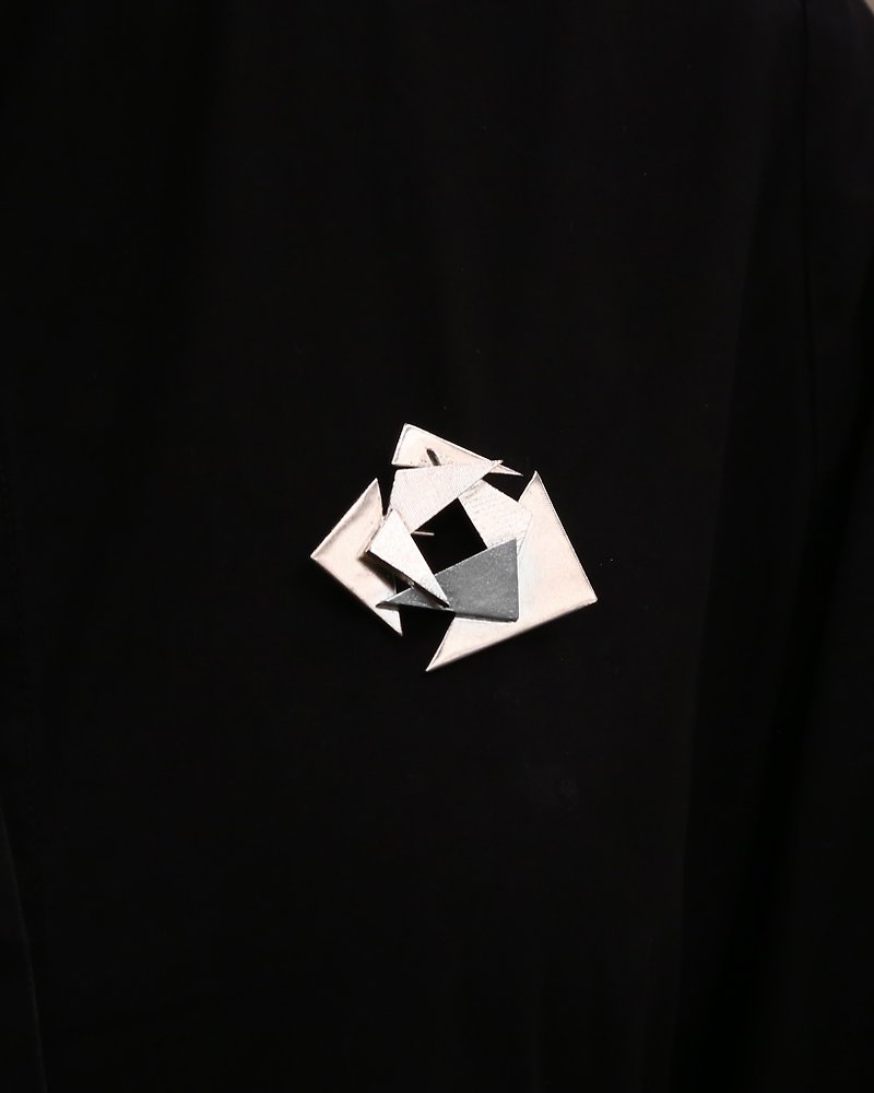 triangular deconstructed brooch - เข็มกลัด - เงินแท้ สีเงิน