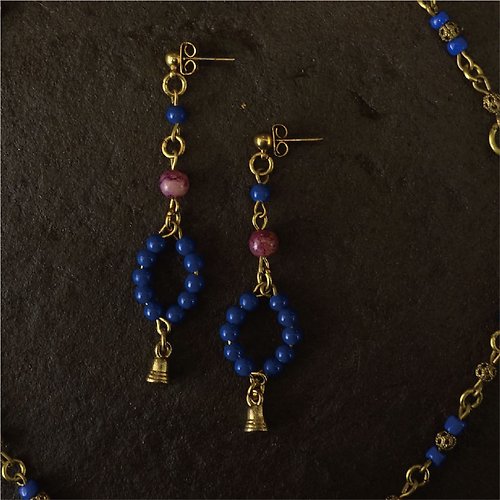 生生蔓 :: 復古黃銅手作飾品 .vintage accessories 藍珠小鈴鐺 黃銅耳環 (老)