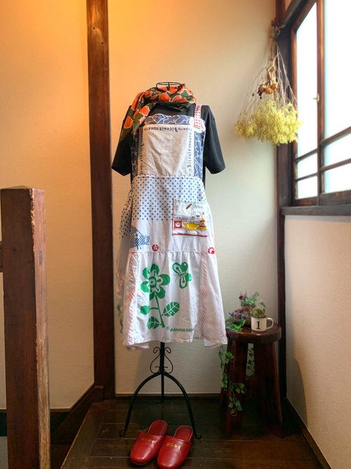 1018 胸当て付エプロン　富士山　大涌谷　手ぬぐい　手ぬぐい　リメイク　ハンド 白い手ぬぐいをリメイクしたエプロンワンピース - ショップ