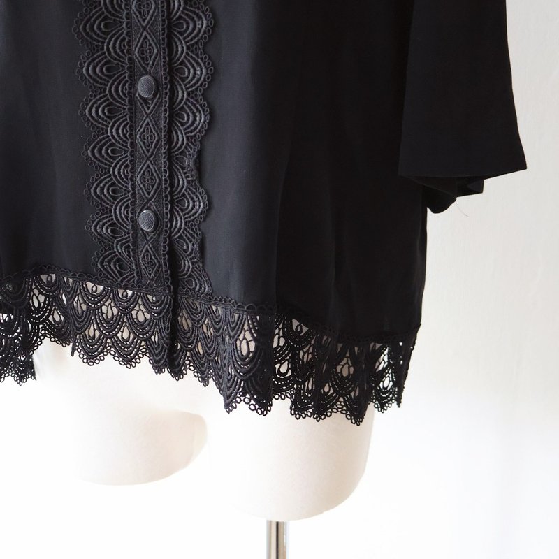 Early autumn Japanese retro lace stitching elegant loose short-sleeved black vintage shirt - เสื้อเชิ้ตผู้หญิง - เส้นใยสังเคราะห์ สีดำ