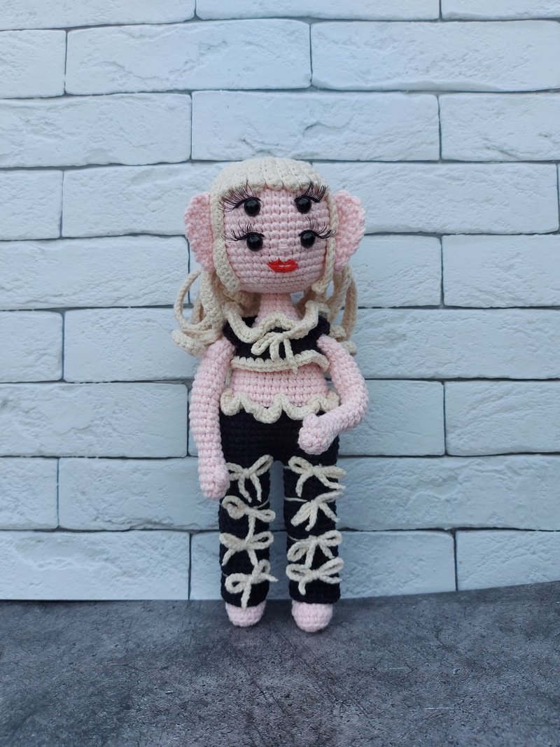 Melanie Inspired Crochet Doll - ของเล่นเด็ก - ขนแกะ สีดำ