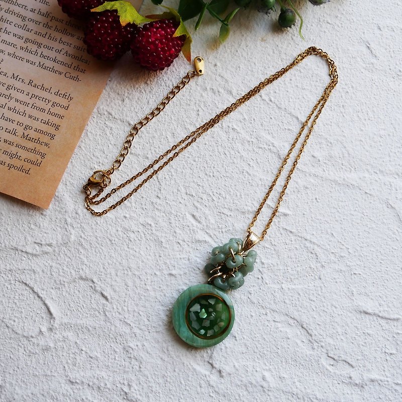 Button necklace with shell encrusted green button Surgical stainless steel chain - สร้อยคอ - พลาสติก สีเขียว