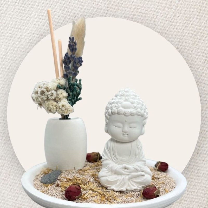 禪風設計 淨念吉祥小佛(培德) 永生花圓盤組合 香氛藝術擺件 - 擺飾/家飾品 - 水泥 白色