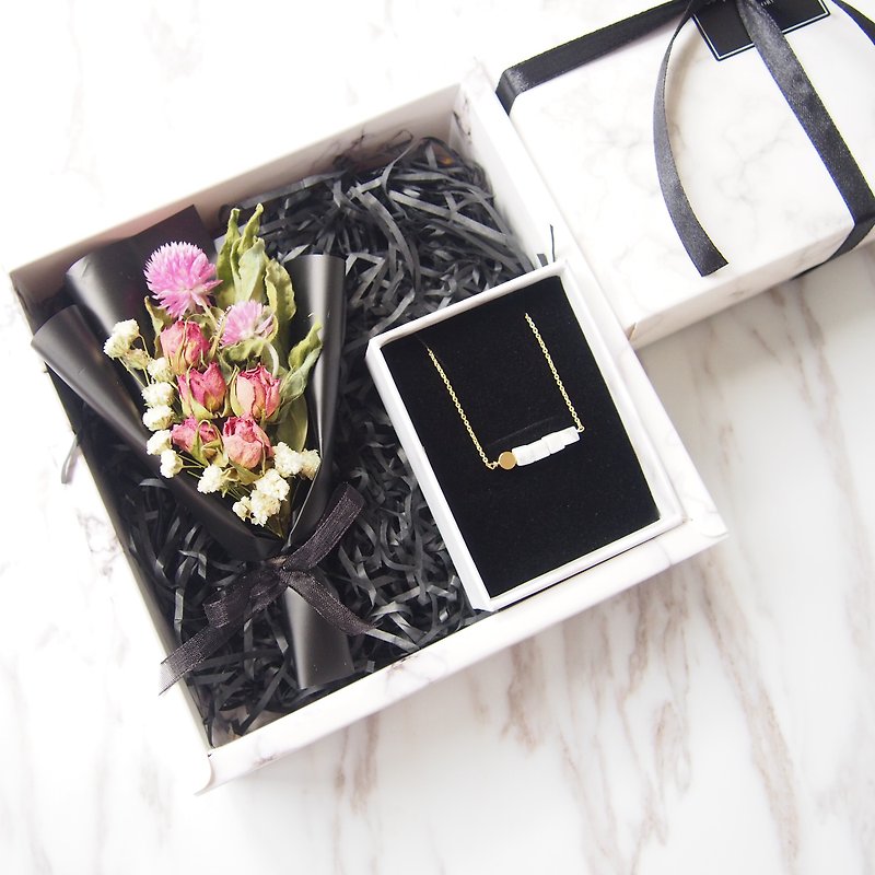 Goody Bag - [Romantic Bouquet Gift Box] Fukutory Set: Mini Dry Bouquet (Black) + 1 Necklace - Necklaces - Gemstone Black