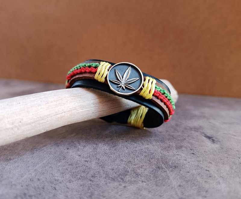 自然與和諧皮革手鐲 手工氧化黃銅葉片吊墜 紅黃綠編織線條 - 手鍊/手環 - 真皮 綠色
