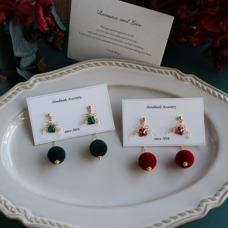 [Christmas Gift Box] Christmas gift: Exquisite crystal bow hair ball earrings - ต่างหู - เครื่องประดับ สีเขียว