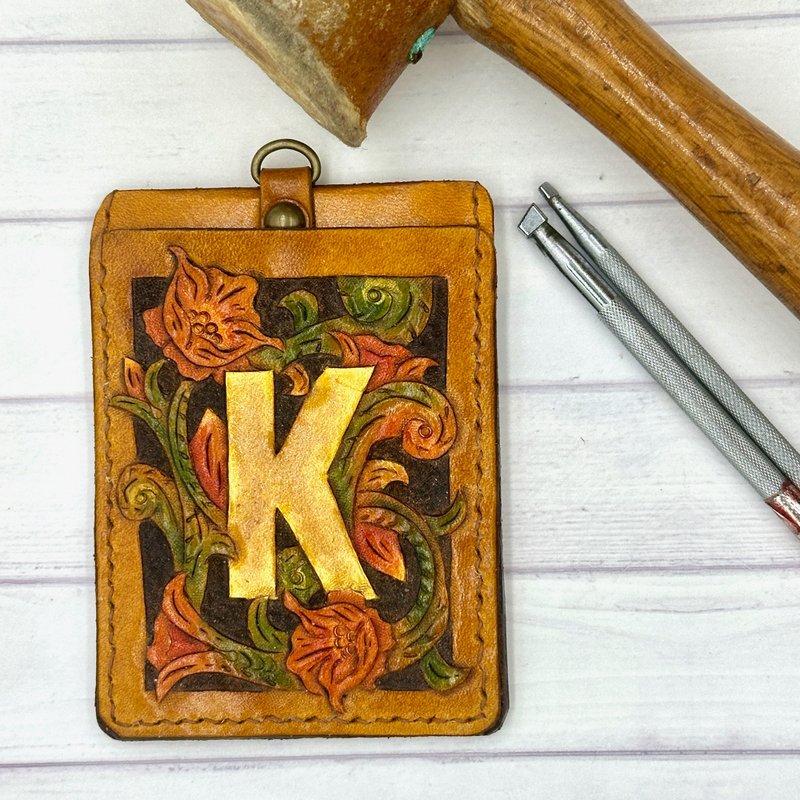 花語字母・手工皮雕證件套 (中間字母可客製) - 證件套/識別證套 - 真皮 多色