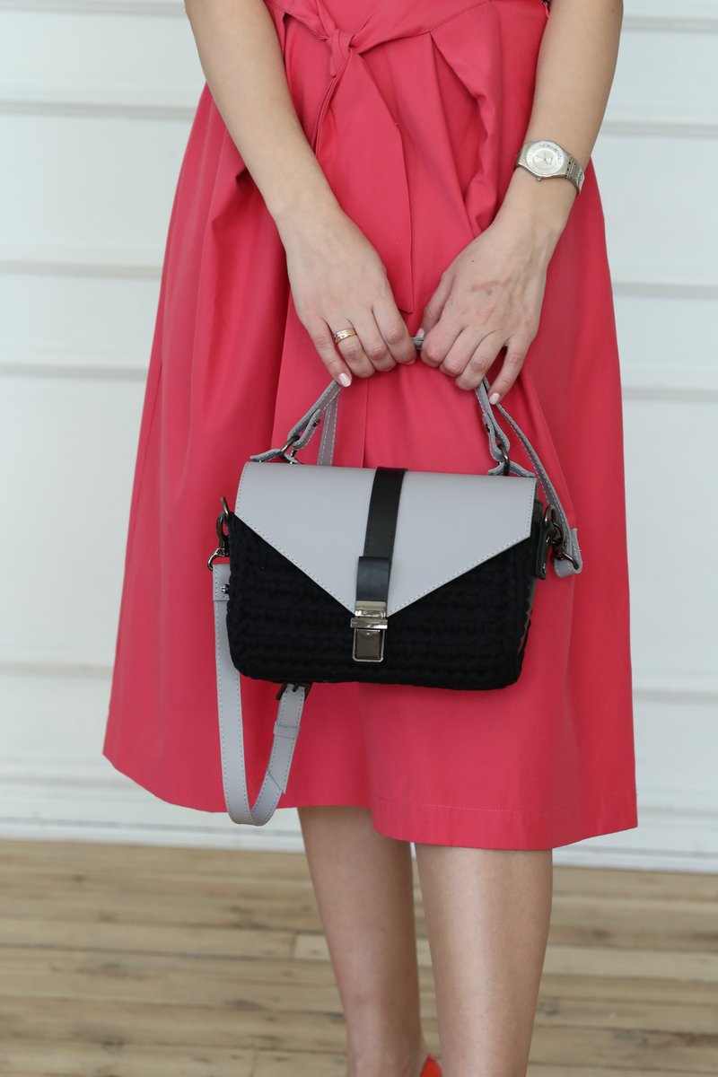 Crochet bag made of genuine leather and cotton crossbody shoulder bag CLASSIC - 手提包/手提袋 - 棉．麻 黑色