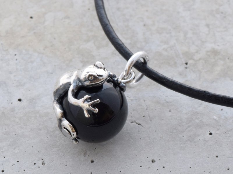 蛙(カエル)玉ペンダント　黒水晶　革ヒモネックレス付き - ネックレス - 半貴石 ブラック