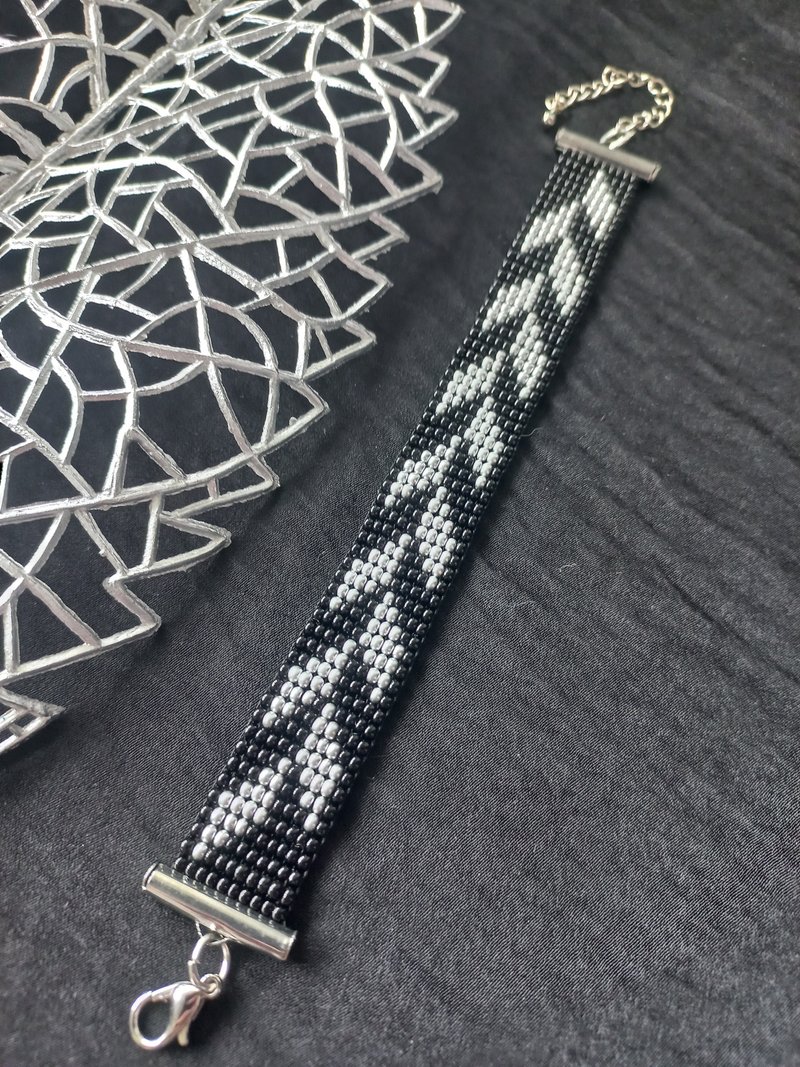 Bracelet Czech beads silver petals handmade jewelry - 手鍊/手環 - 琉璃 多色