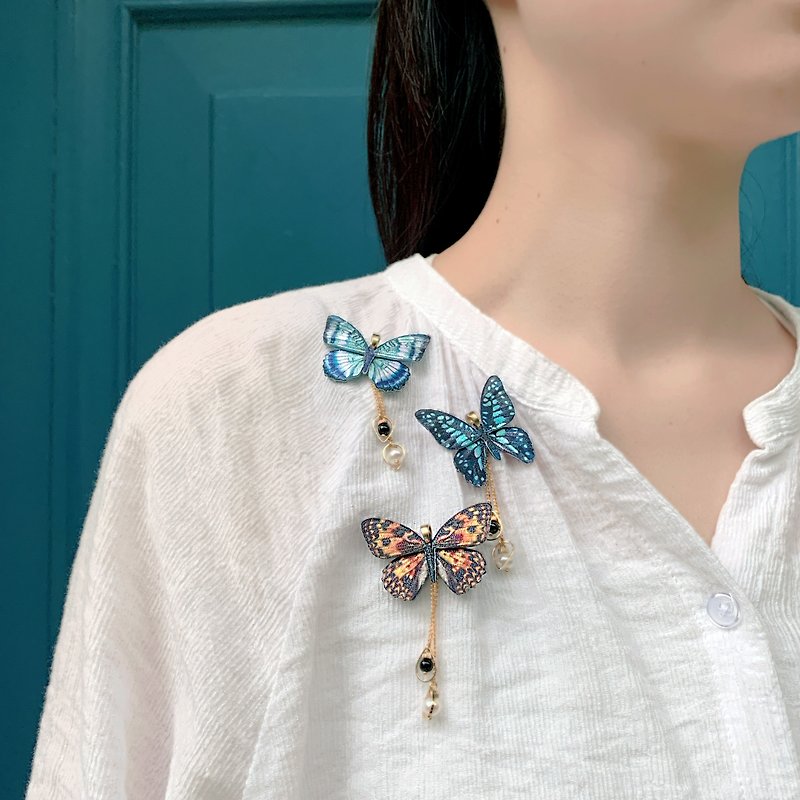 humming- Pinkoi only /Butterfly/Embroidery  Brooch - Brooches - Thread Multicolor