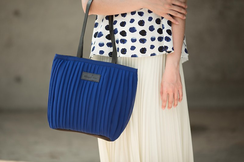 vingt six blue small tote bag (can be used as a shoulder bag or handbag) - กระเป๋าแมสเซนเจอร์ - เส้นใยสังเคราะห์ สีน้ำเงิน