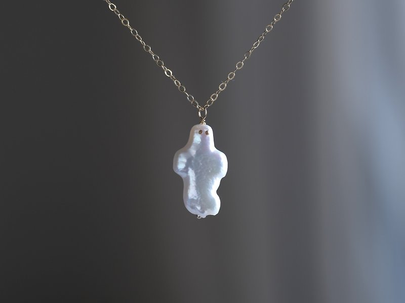 Tiny ghost necklace baroquepearl Kintsugi eye - Necklaces - Pearl White