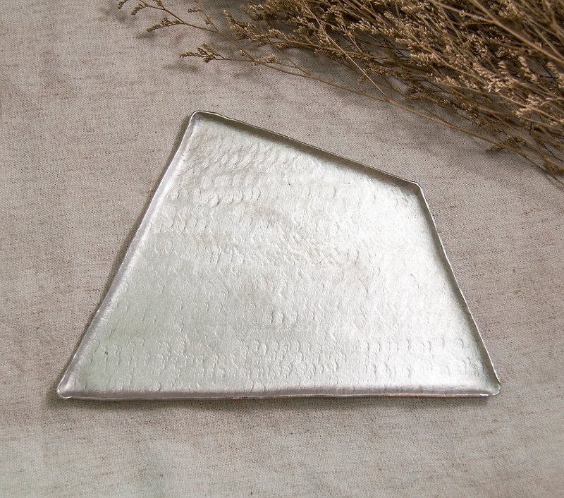ホワイト錫の手で鍛造された幾何学的な正方形の大きなトレイ/ソーサー/ディスプレイトレイ - 小皿 - 金属 シルバー