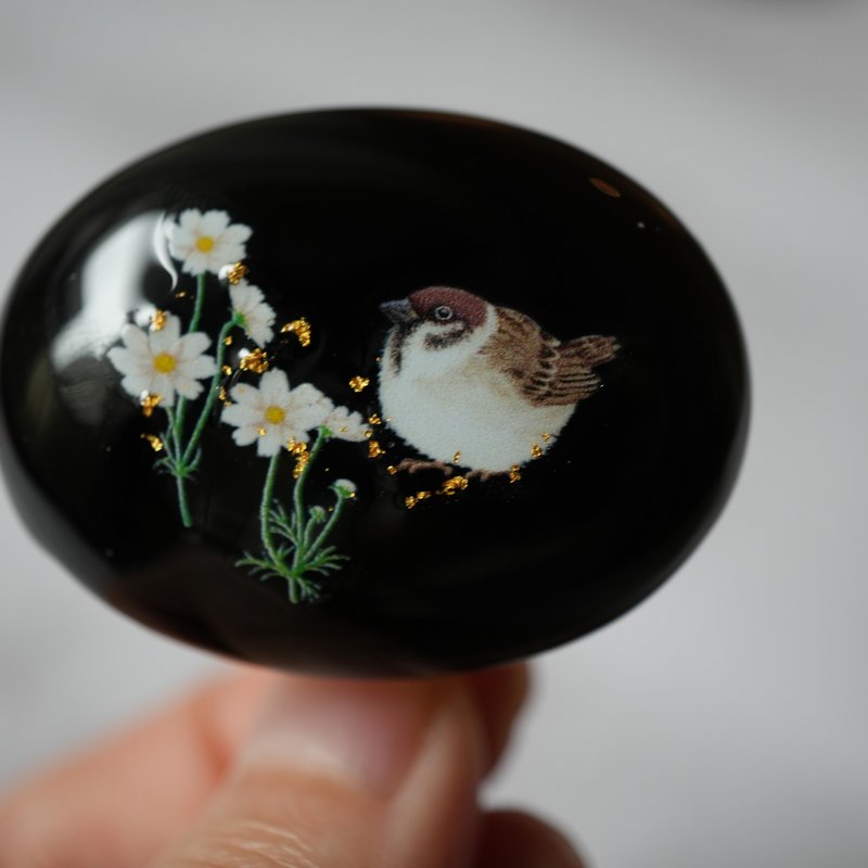 天然石黒瑪瑙とコスモスと雀のポニーフック　金沢箔24K入り　 帯留め ブローチ - ヘアアクセサリー - 宝石 ブラック