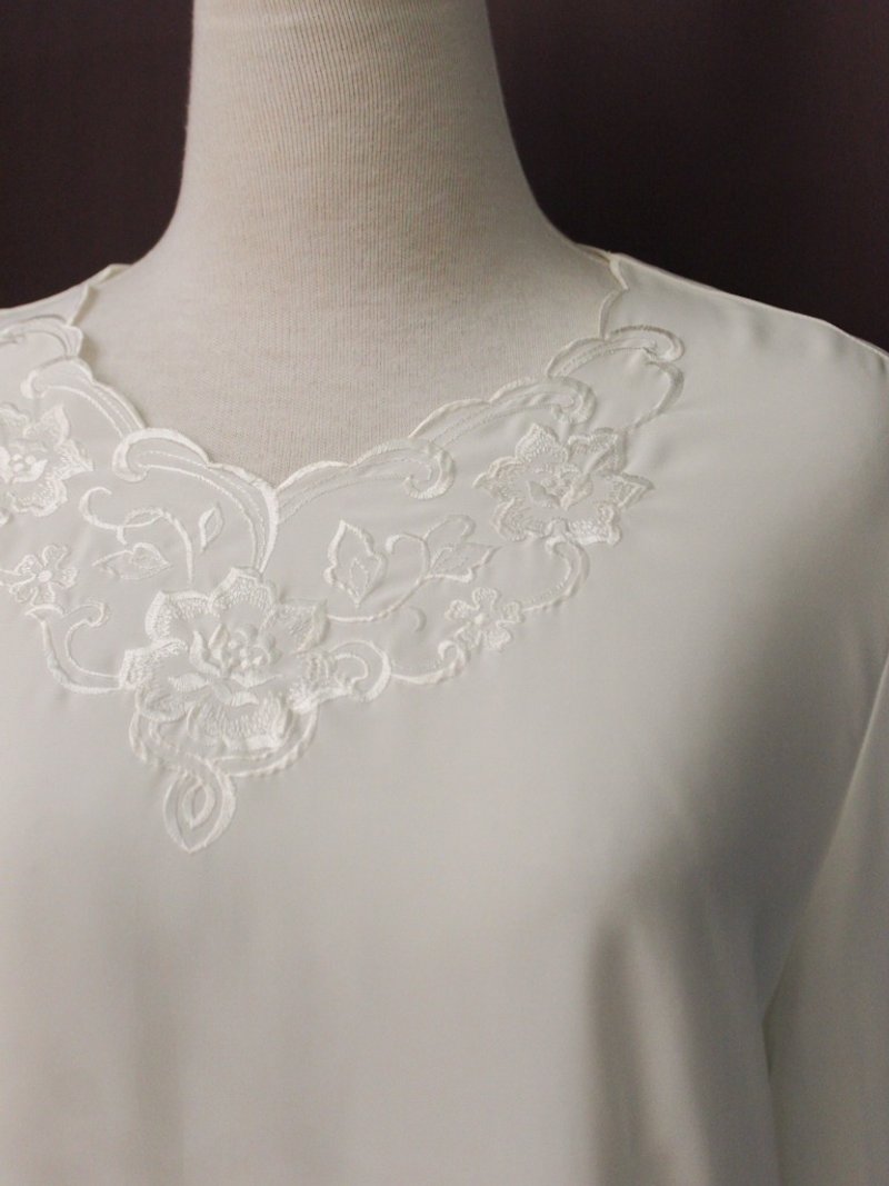 ヴィンテージ日本のエレガントな胸の花の刺繍ラウンドネックルーズホワイトロングスリーブヴィンテージシャツ - シャツ・ブラウス - ポリエステル ホワイト