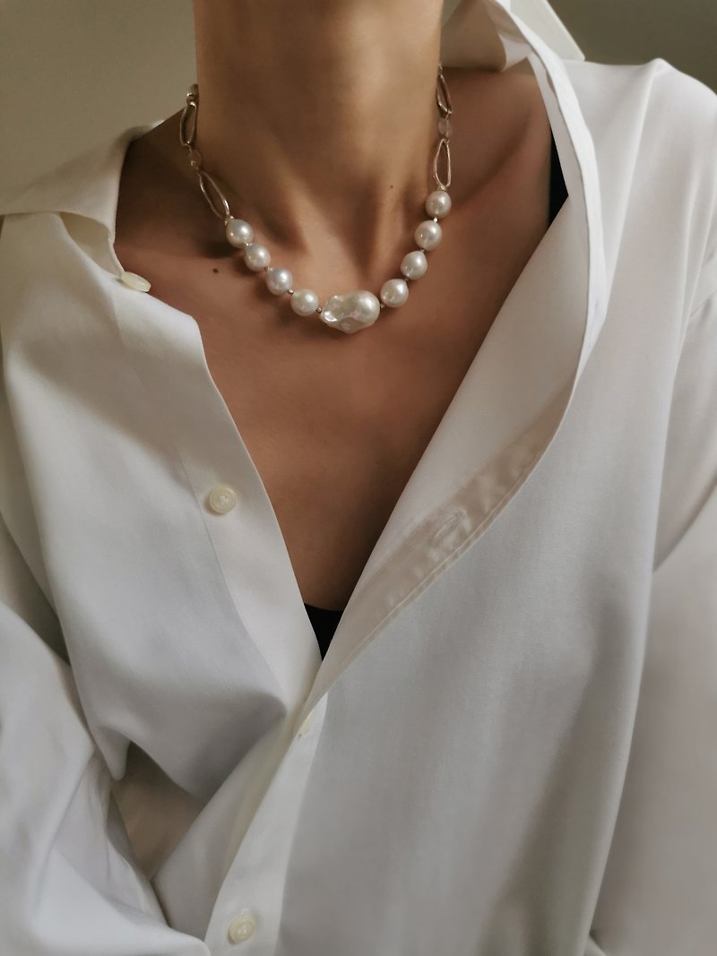 Baroque Pearls | Oversized Natural Shaped Baroque Modern Hoop Large Pearl Necklace - สร้อยคอ - ไข่มุก สีเงิน