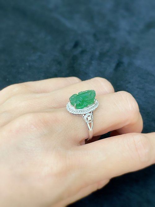 翡翠輕珠寶．新中式飾物  㻩(jade jewelry) 【天祿】老坑種陽綠緬甸翡翠18K金貔貅戒指