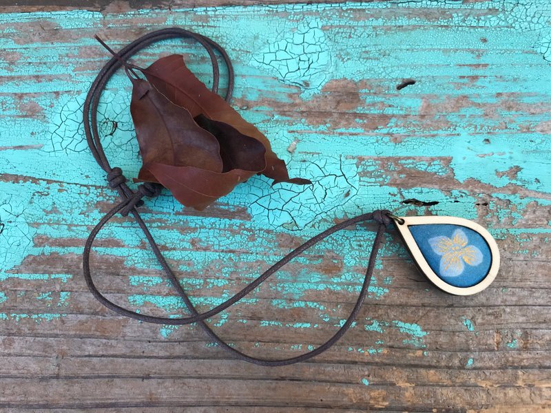 Cyanotype Hydrangea Drop Necklace - Necklaces - Wood Blue