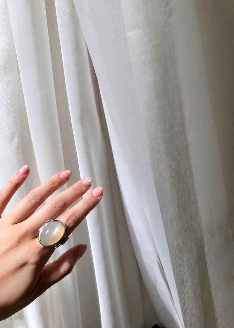 Cabochon Peach Moonstone Ring - 戒指 - 半寶石 白色