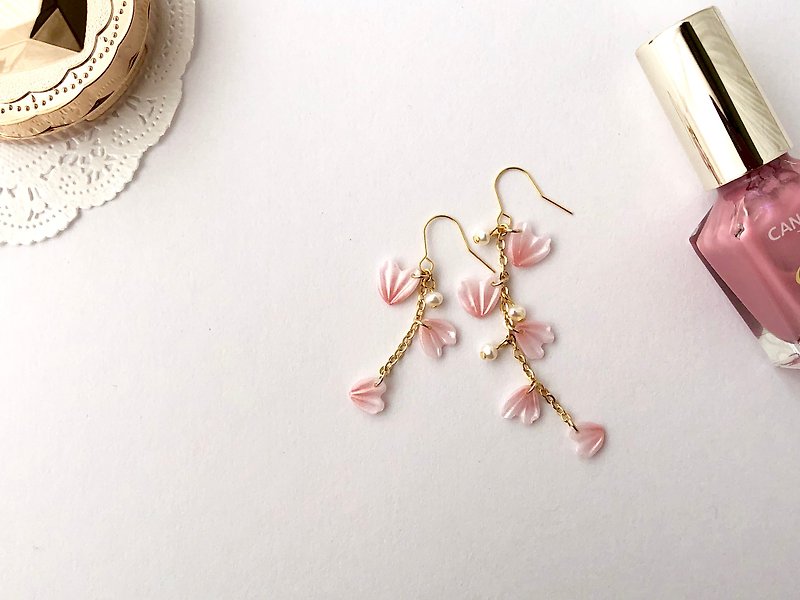 Cherry blossom petals [for metal allergies] earrings / Clip-On - ต่างหู - ดินเหนียว สึชมพู