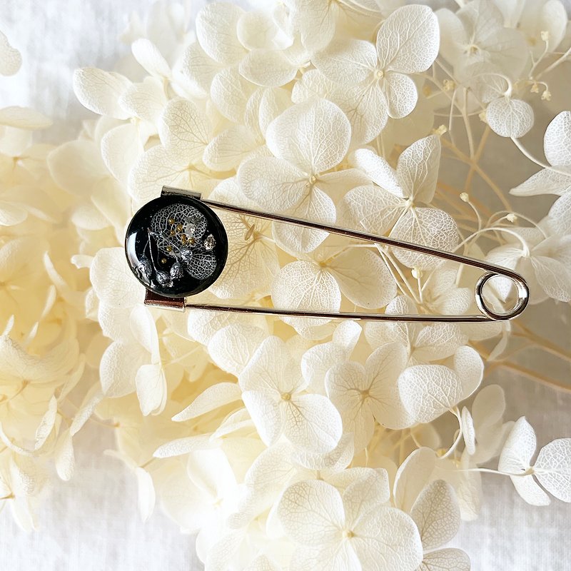 [Stall pin] hydrangea and blurred grass botanical scarf pin - เข็มกลัด - เรซิน สีดำ