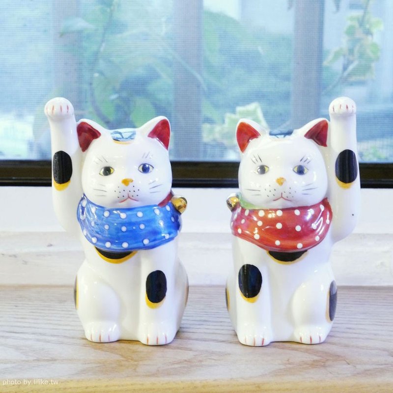 Three Flower Dot Scarf Lucky Cat Pairs (B) - ของวางตกแต่ง - ดินเผา ขาว