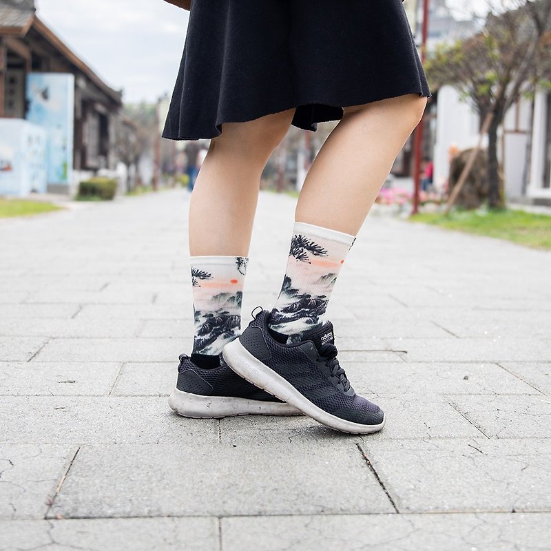 [Xiaochuang socks] Xia ink painting Chinese wind sunset rendering sports socks hiking socks stockings - Socks - Cotton & Hemp Red