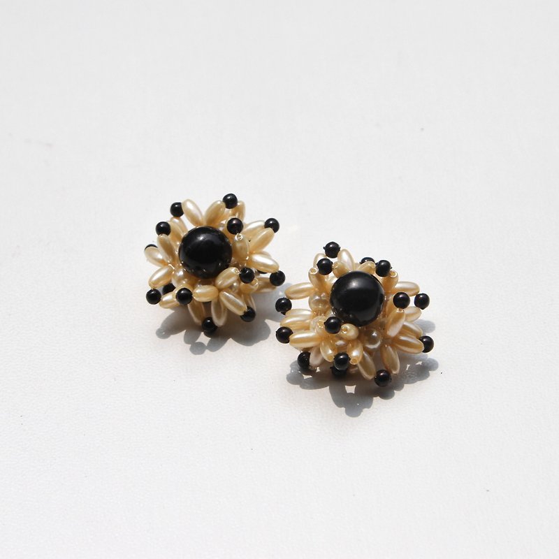 [Egg Plant Vintage] Showa Beads Retro Clip Antique Earrings - Earrings & Clip-ons - Polyester 