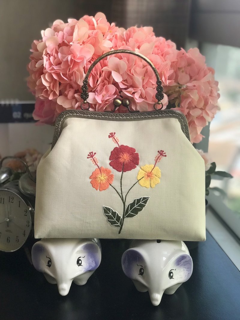 Hand-embroidered kisslock bag,hand-embroidered bag,hibiscus embroidered - 手提包/手提袋 - 棉．麻 