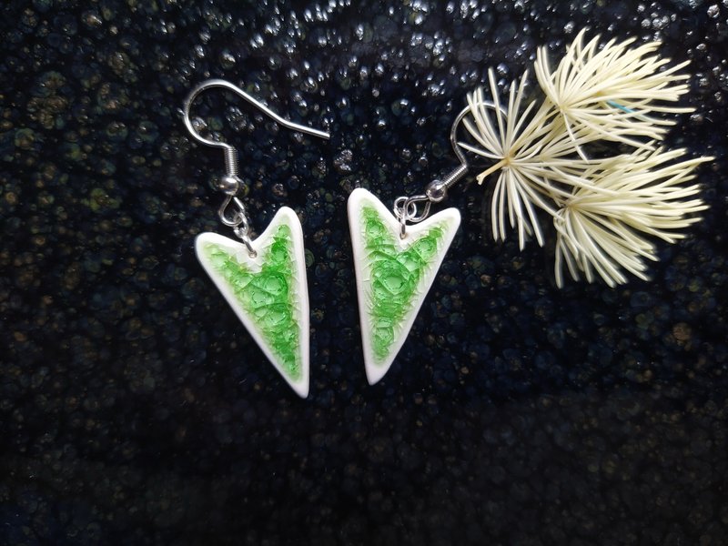 Vitreous porcelain triangle green earrings - Earrings & Clip-ons - Glass Green