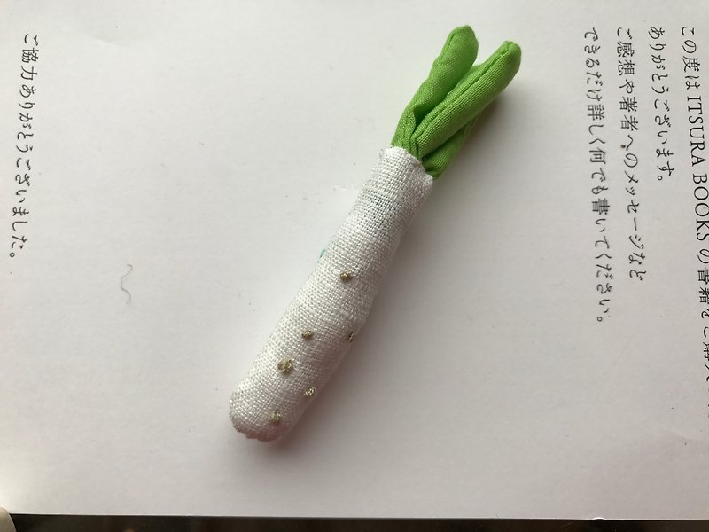 White radish/large root/pin - Brooches - Cotton & Hemp White