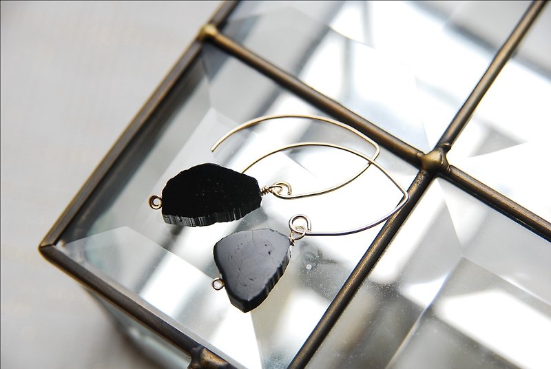 Sliced ​​Tourmaline Marquis Hook Earrings (14 kgf) - Earrings & Clip-ons - Gemstone Black