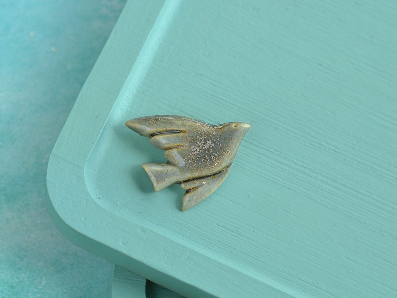 Ceramic bird pin brooch - 胸針 - 陶 卡其色