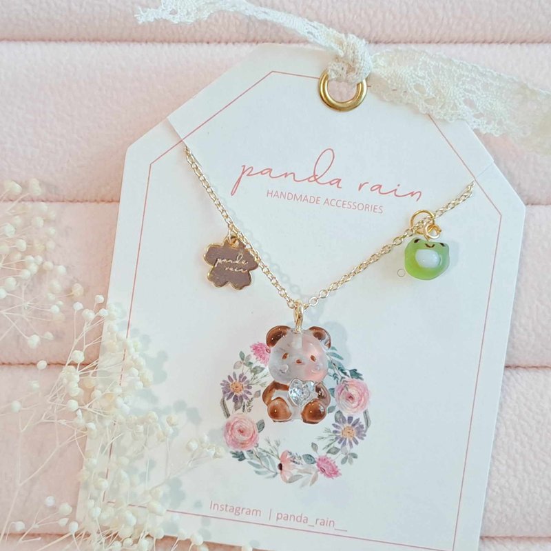 [Little Friends in the Rain] Panda hugging heart and little frog necklace with branded light gold cherry blossom single-sided card - Necklaces - Resin Transparent