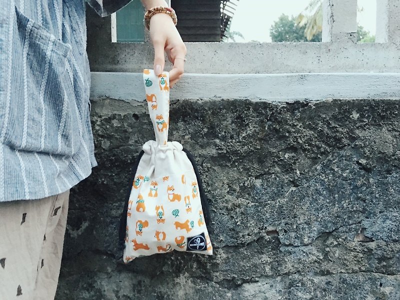 Drawstring tote bag / Shiba Inu beige - กระเป๋าถือ - ผ้าฝ้าย/ผ้าลินิน ขาว