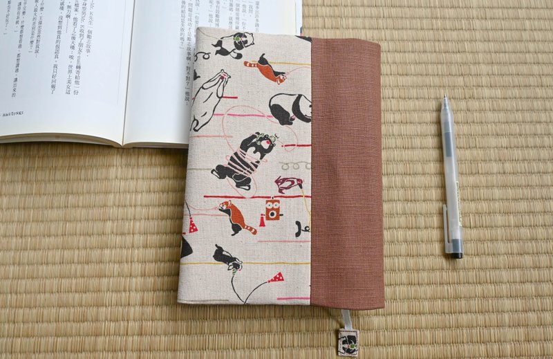 【動物悄悄話派對】布書衣/書套/媽媽手冊 - 書衣/書套 - 棉．麻 咖啡色