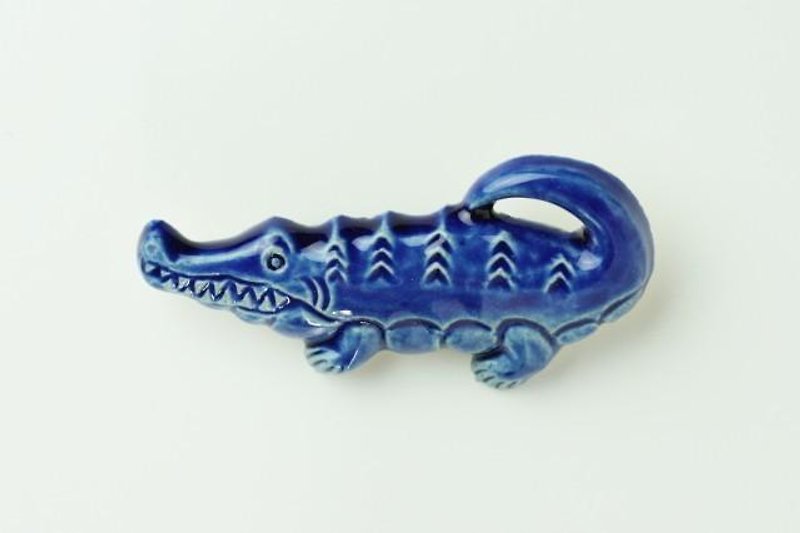 Pottery brooch crocodile (cobalt) - เข็มกลัด - ดินเผา สีนำ้ตาล